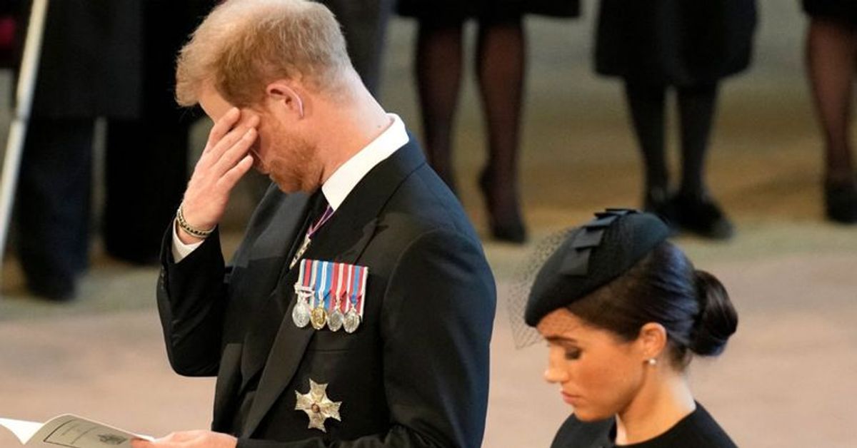 Unangebrachte Geste am Sarg der Queen: Kritik für Prinz Harry & Herzogin Meghan