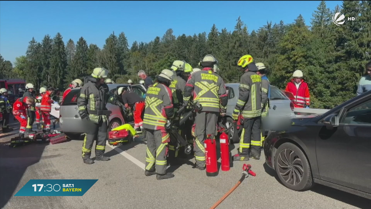 Unfall auf B308 bei Niederstaufen: Fünf Verletzte und drei Rettungshubschrauber