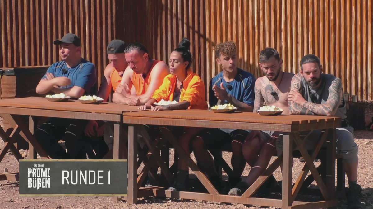 Einzelchallenge: Butter essen oder auch "Die Würgespiele der Reality-Stars"