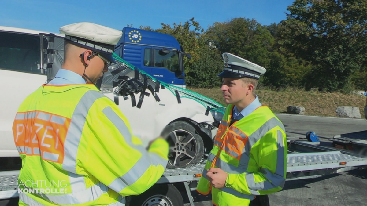 Autobahntransport - Schrottauto oder Unfallwagen?