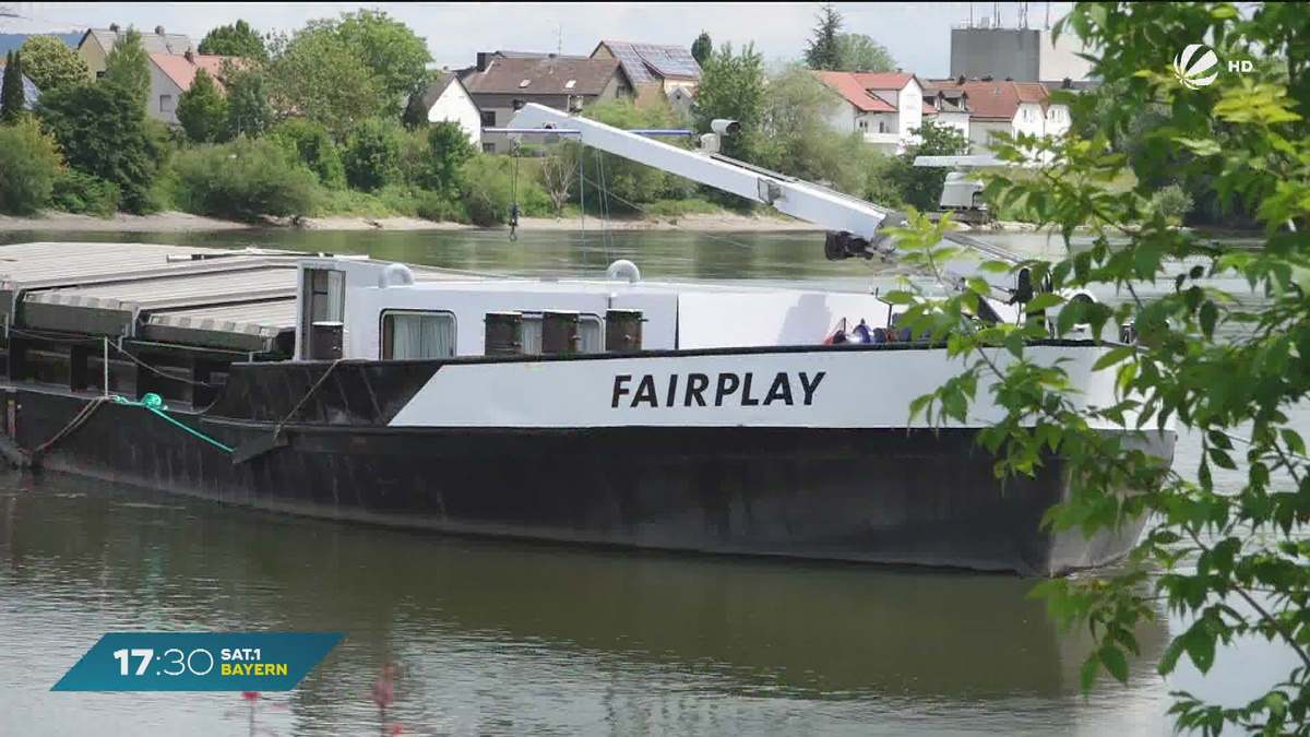 Frachtschiff steht auf Donau quer: Bergungsversuche gescheitert
