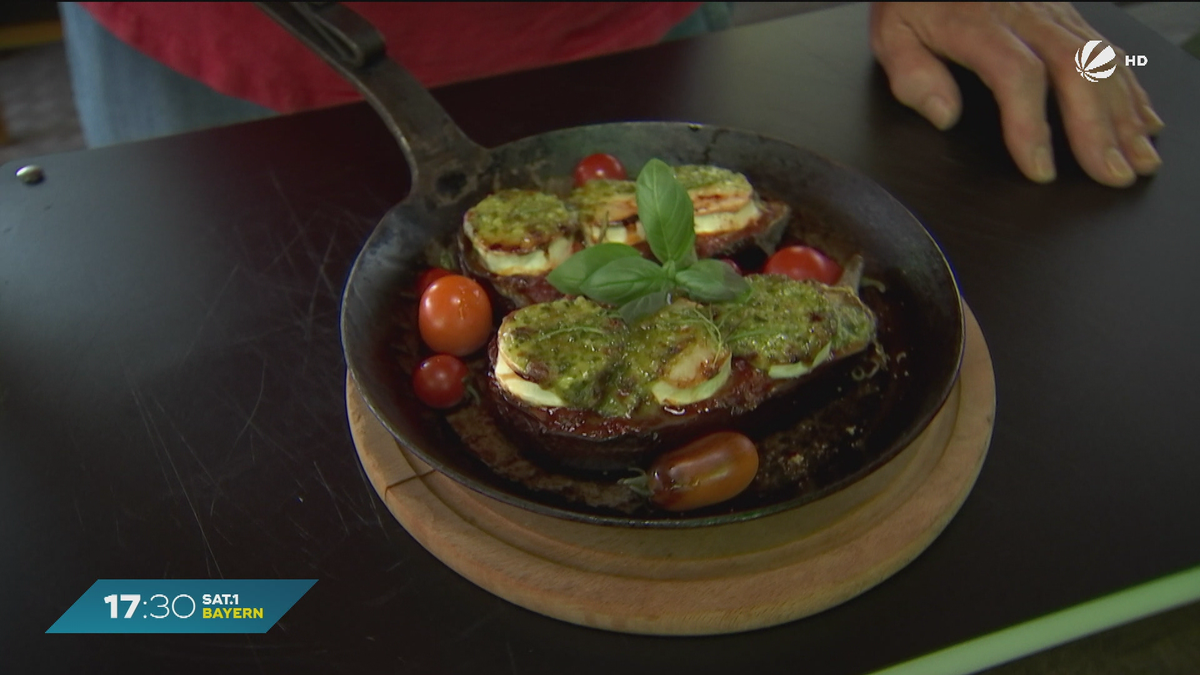 Grilltipps vom Profi: Gefüllte Aubergine mit Tomatensoße