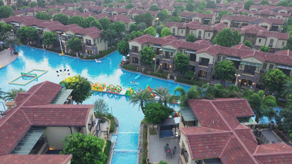 Chinas "Venedig": Zu Besuch in Chinas größter Pool-Siedlung