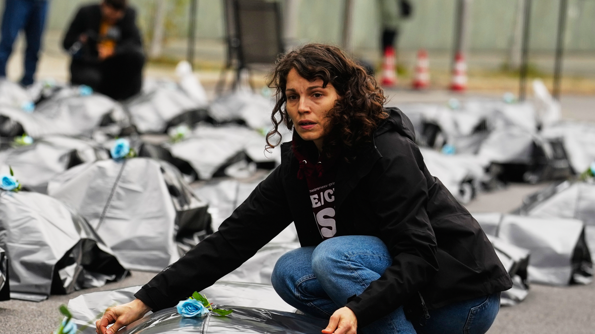 Leichensäcke: Protest gegen ME/CFS-Leid