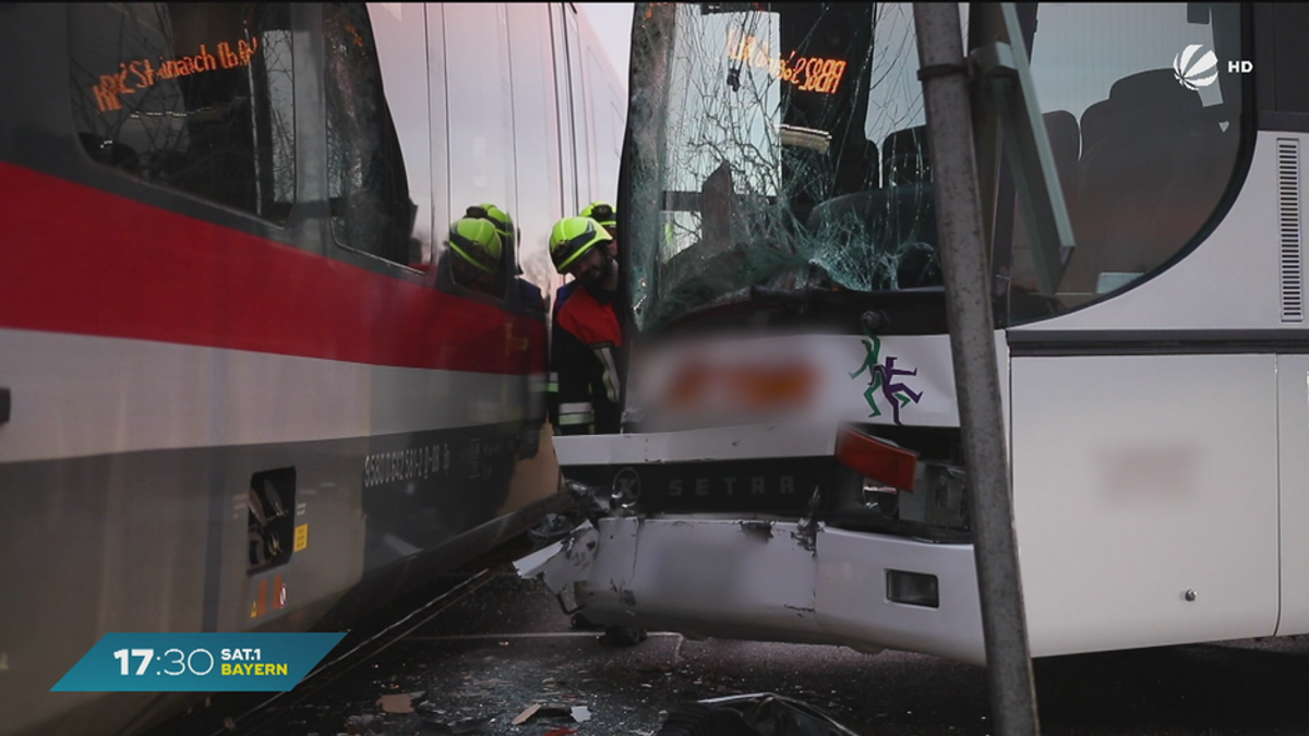 Linienbus kollidiert mit Zug: Unfall an Bahnübergang bei Ansbach