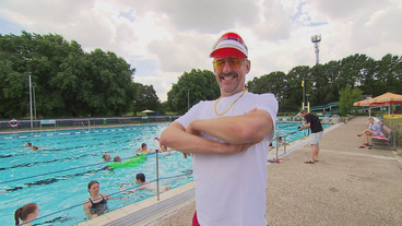 Sebastian Pufpaff als Musikvideostar im Freibad