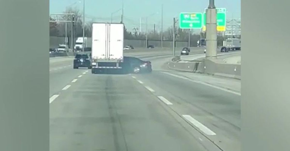 Video: Lastwagen zieht PKW über die Autobahn