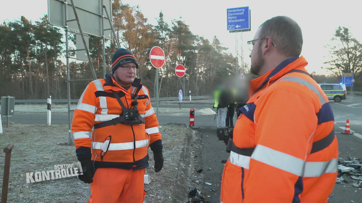 Autobahnmeisterei Rüsselsheim - Trümmerfeld auf der Straße