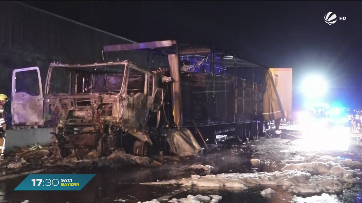 Mit Holz beladen: LKW brennt vollständig aus