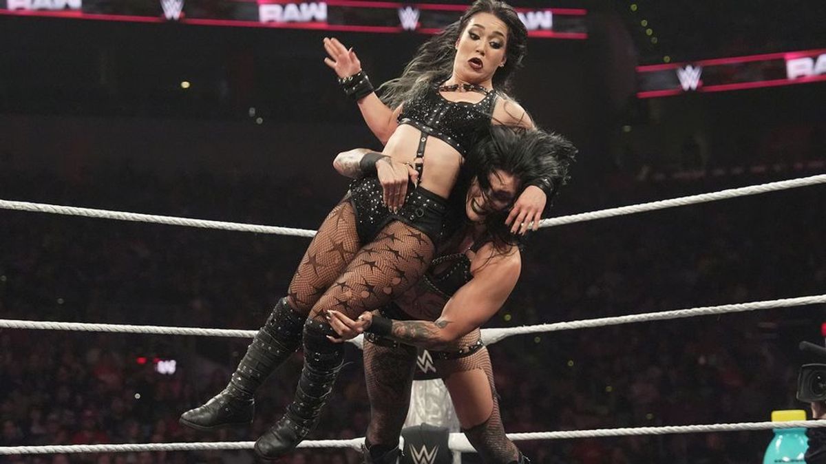 IYO SKY und Rhea Ripley verursachen Chaos im Ring