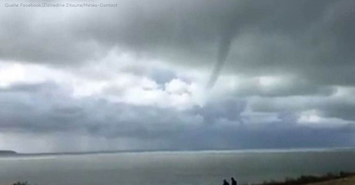 Seltene Aufnahmen: Riesige Wasserhose zieht über Normandie