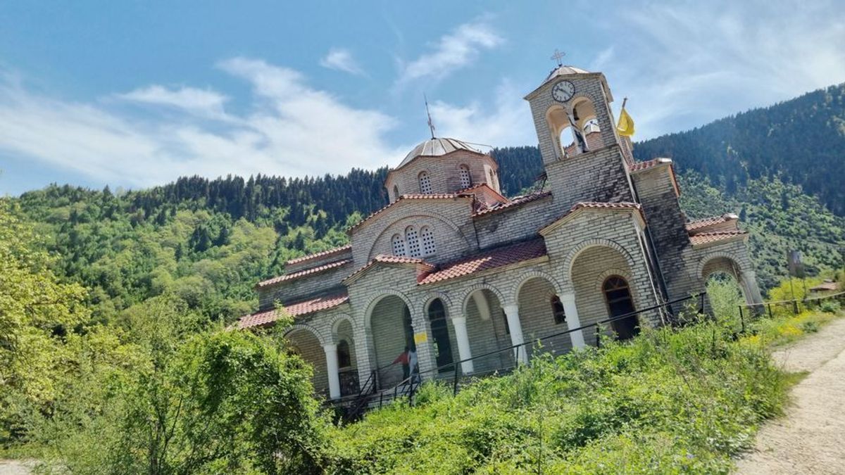 Das schiefe Dorf von Thessalien: Reporterin Maike im Lost Place
