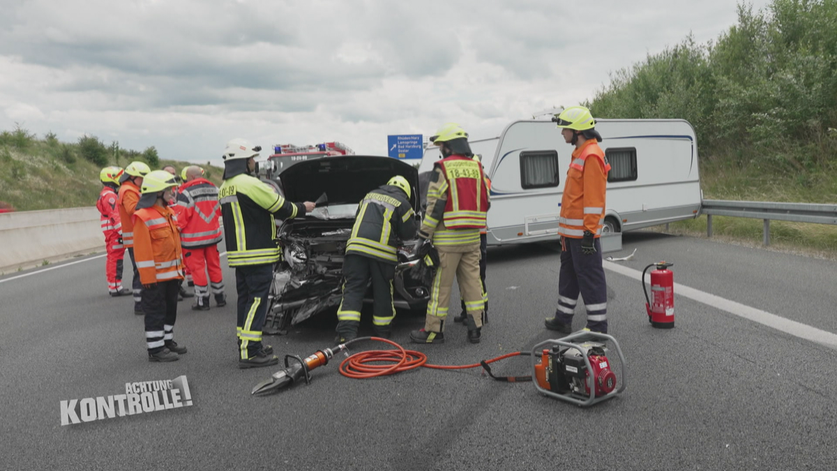 Unfall mit Wohnwagen auf der A7 