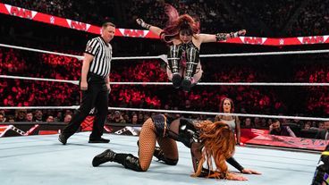 Becky Lynch & Lita sorgen für Chaos im Women's Tag Team Match