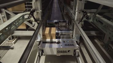 Versandzentrum ohne Angestellte? Hier schmeißen Roboter den Online-Versand!