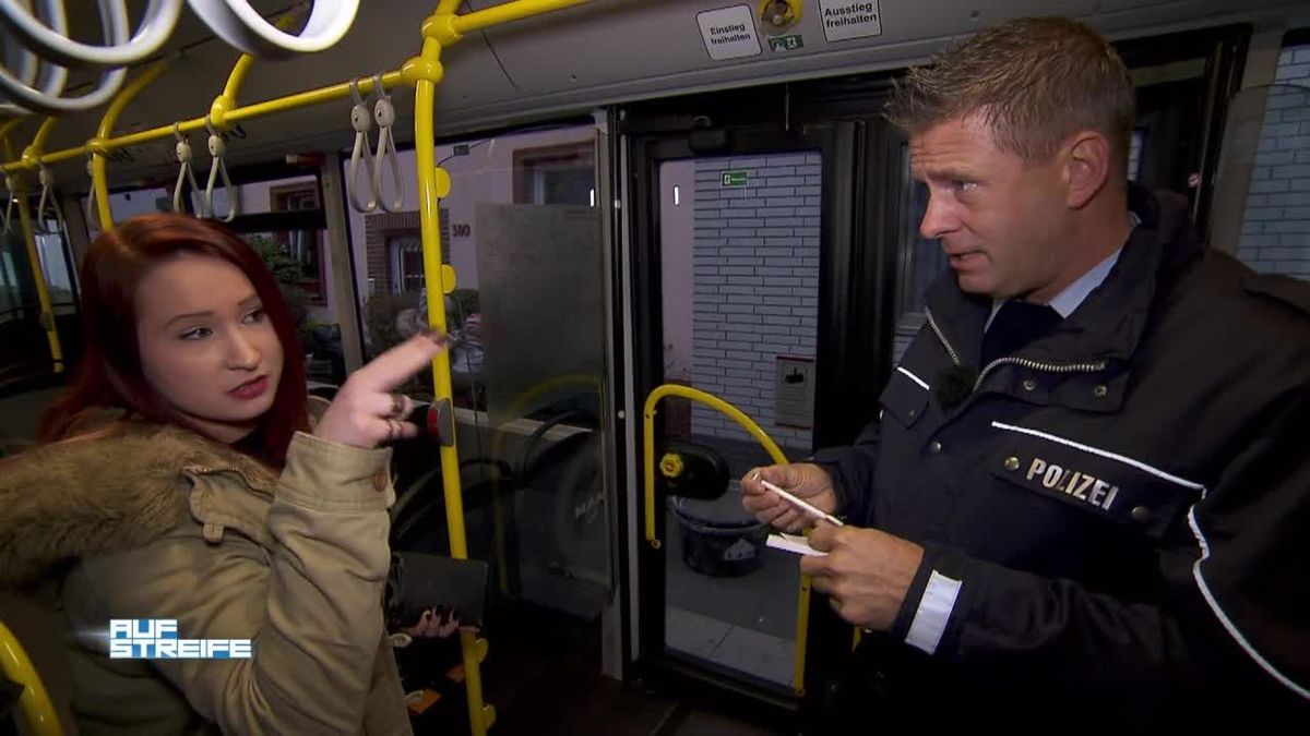 Mutter schlägt Kind im Bus