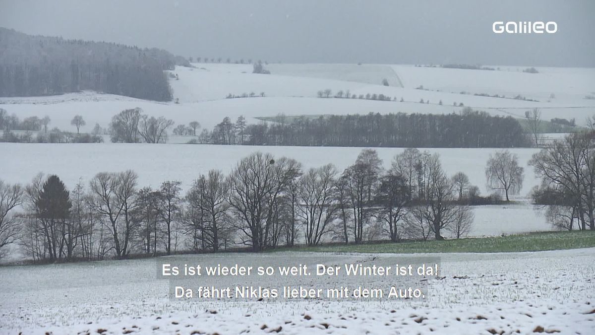 Sein Auto ist voller Schnee, er hat vergessen, das Fenster zu