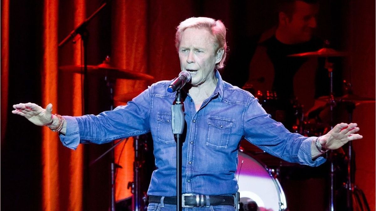 "Es fliegen sogar noch Schlüpfer auf die Bühne": Sänger Peter Kraus wird 80 Jahre alt