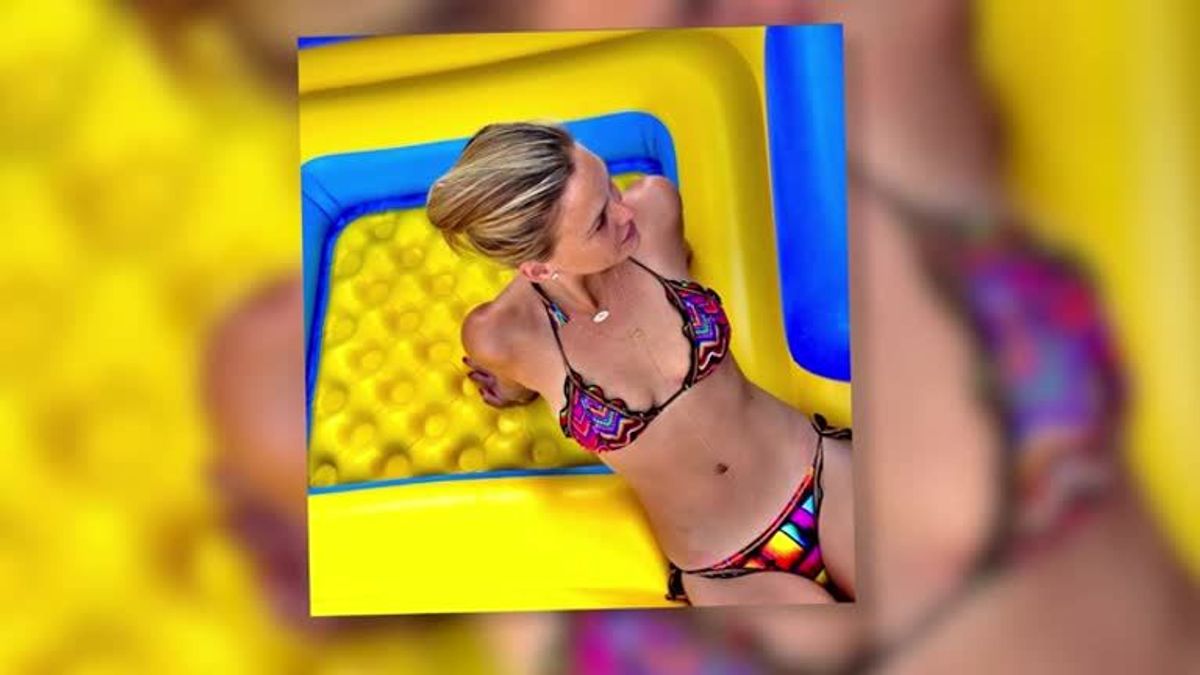Bar Refaeli posiert im Pool
