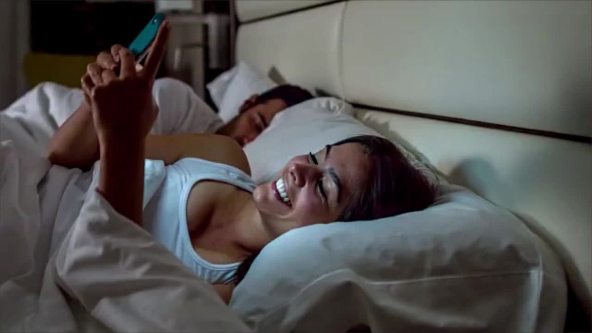 Das passiert, wenn du dein Smartphone im Bett benutzt