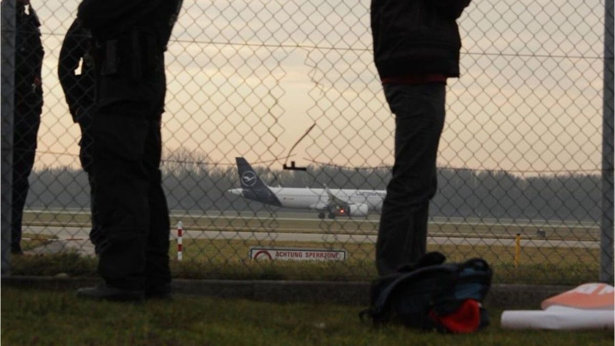 Münchner Flughafen: Klimaaktivisten kleben sich auf Rollfeld fest