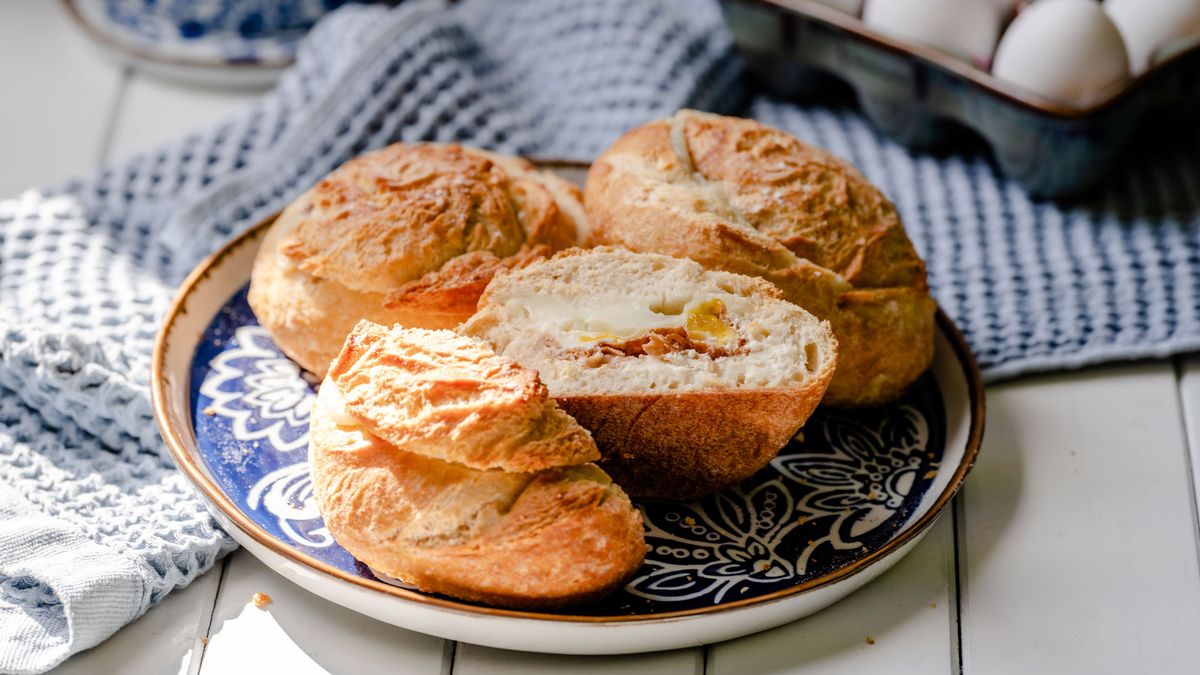 Gebackene Eier im Brötchen