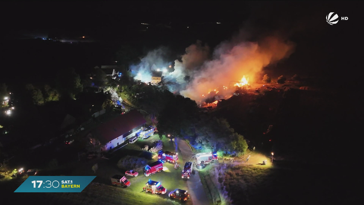 Bauernhof in Flammen: 300 Einsatzkräfte kämpfen gegen Großbrand