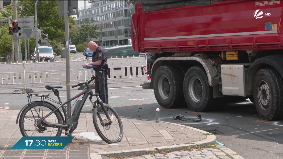 Schwerer Unfall in Nürnberg: E-Biker gerät unter LKW