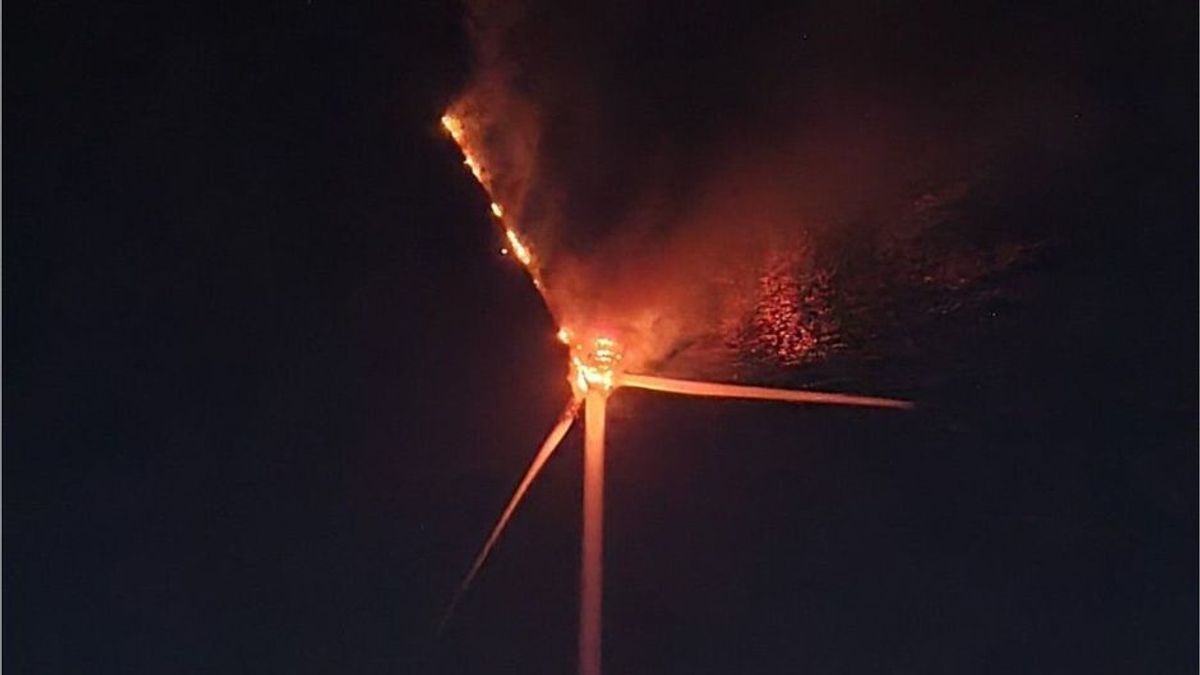 "Trümmer können weit geschleudert werden": Riesiges Windrad in Flammen