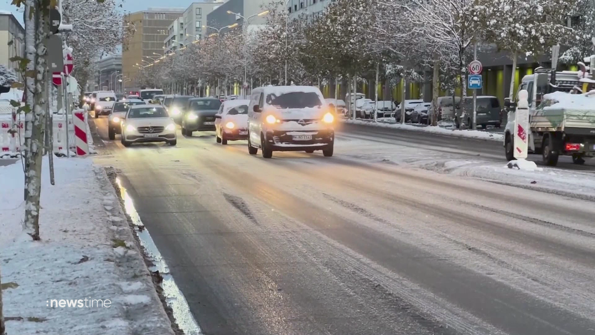 Straßen verschneit und spiegelglatt: Was Autofahrer jetzt beachten müssen