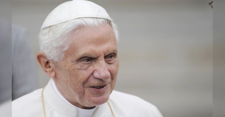 Papst Franziskus: Emeritierter Papst Benedikt "sehr krank"