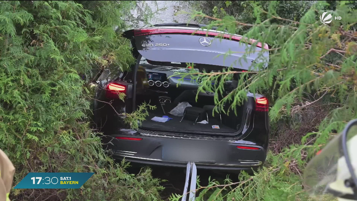 In eigenem Garten angefahren: Mann rast in Neu-Ulm mit Auto durch Hecke