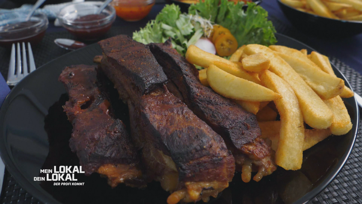 Spareribs mit selbstgemachtem Krautsalat und Steakhouse Pommes