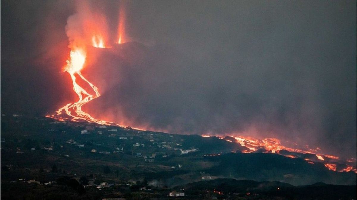 Explosionen und giftige Gase befürchtet: Lava auf La Palma erreicht Mee