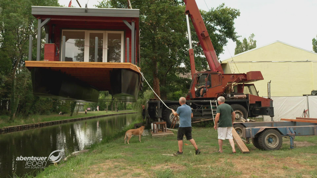 Der Traum vom Wohnen auf dem Wasser: ein Hausboot „Marke Eigenbau“