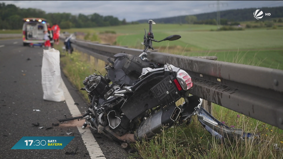 Frontalcrash auf B13 bei Unterheßbach: Motorradfahrer lebensgefährlich verletzt