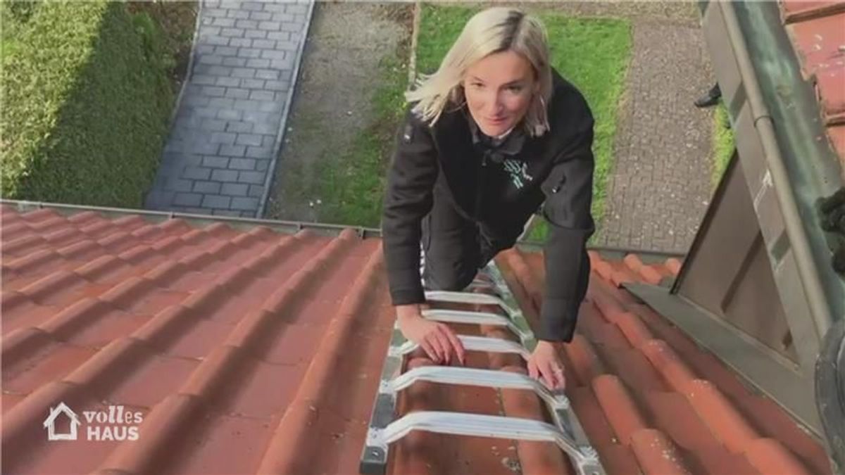 Volles Haus Jobwoche: Reporterin Nina als Dachdeckerin