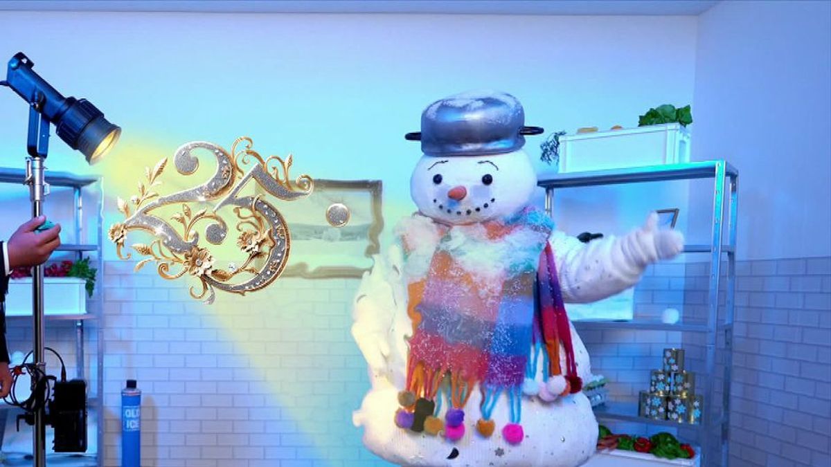 Der Schneemann übt mit 25 Grad warmem Scheinwerferlicht