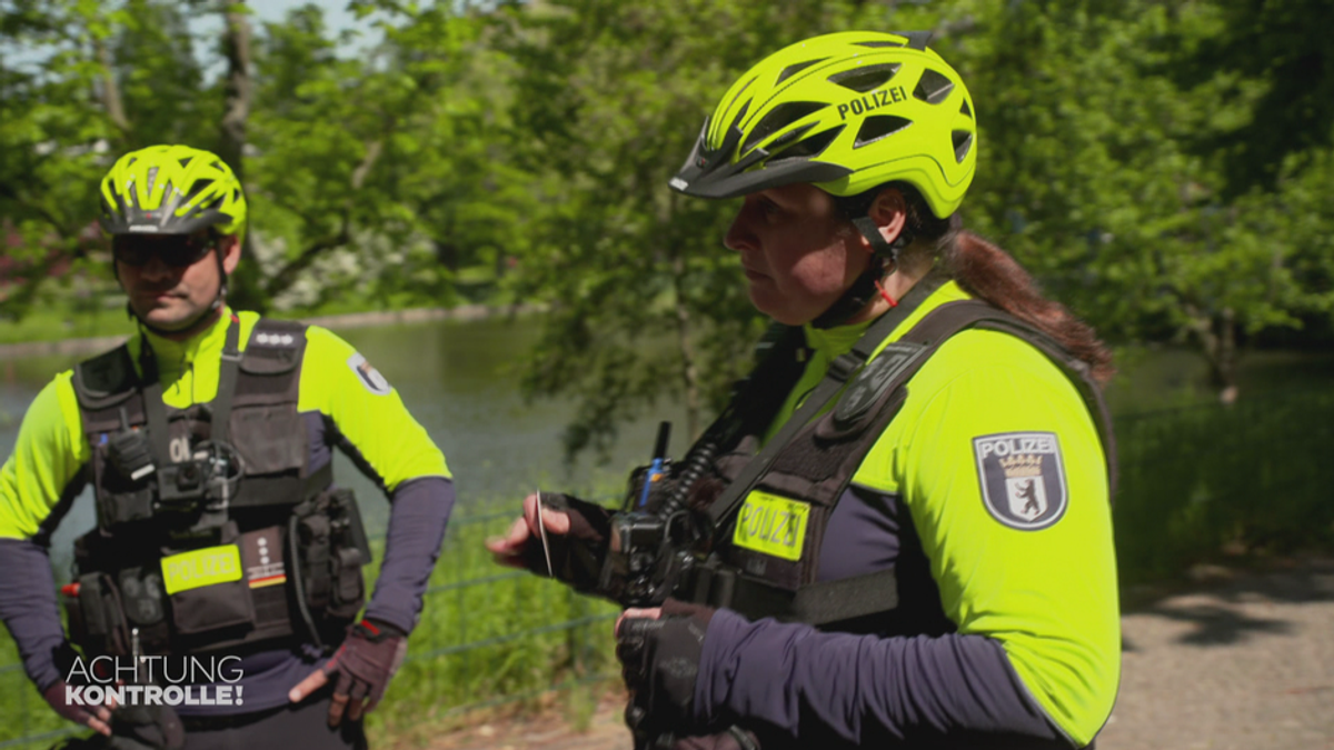 Fahrradfahrer auf dem Gehweg: auf Streife mit der Berliner Fahrradpolizei