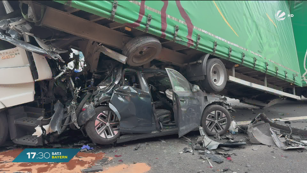 Schwerer Unfall auf A6 bei Waikersreuth: Auto gerät unter LKW