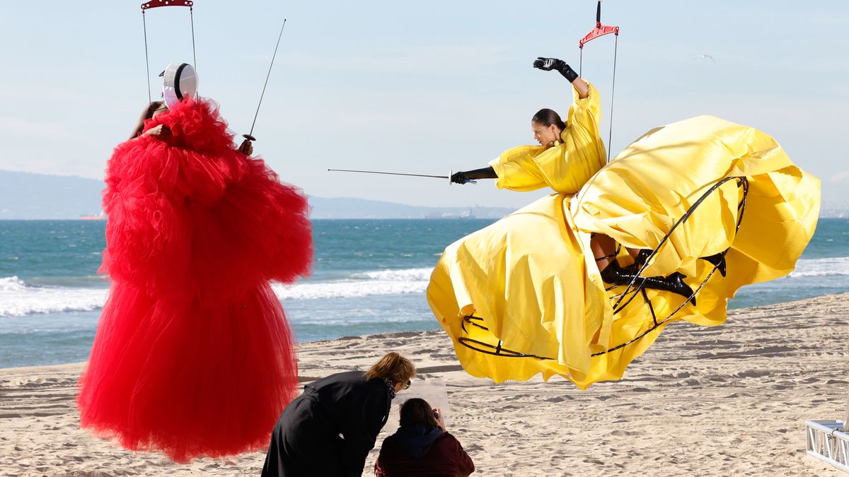 En garde! Die Models duellieren sich in luftiger Höhe