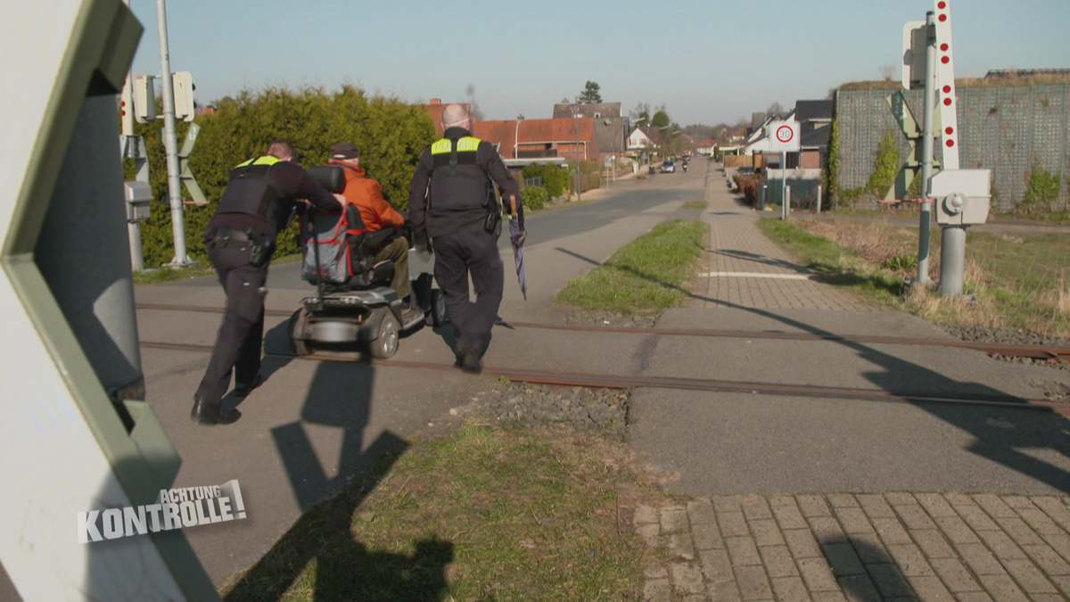 Freund und Helfer - Polizei-Eskorte für Rentner 