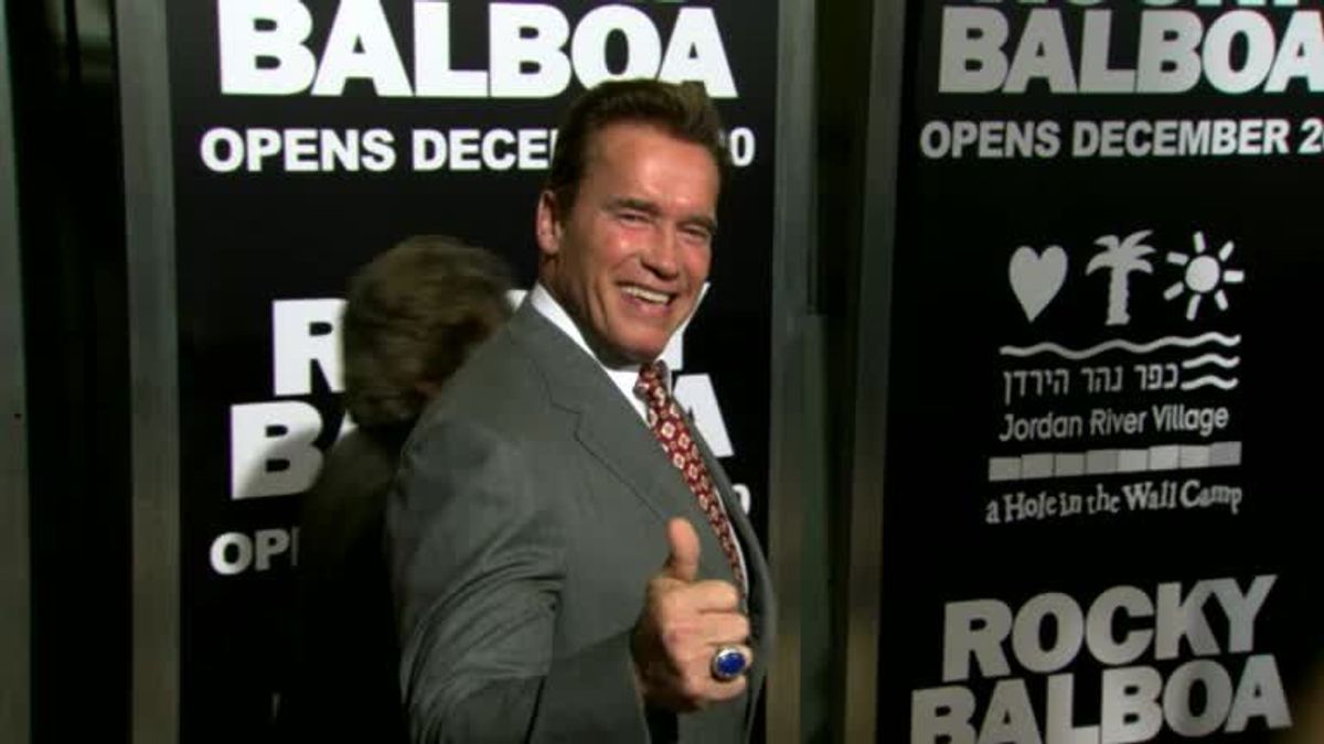 Arnold Schwarzenegger lädt Fans zum Panzerfahren ein