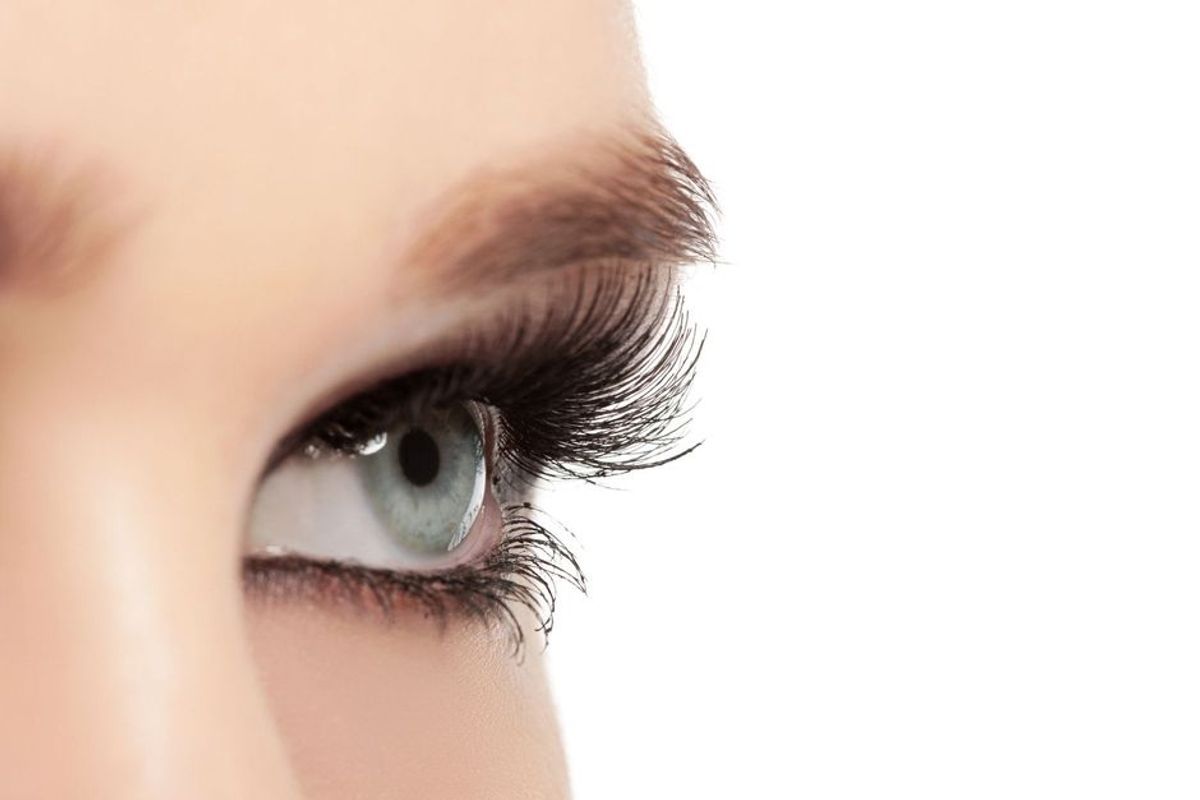 Wimpernserum: Achtung, das kann mit deinen Augen passieren!