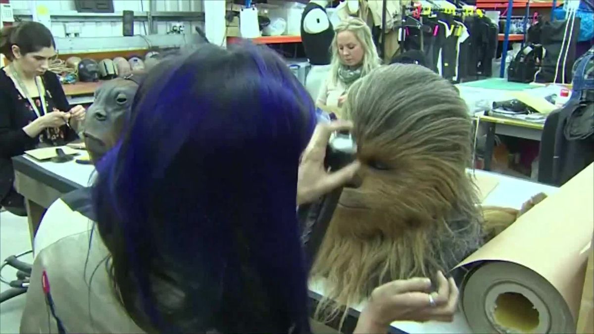 Hinter der Chewbacca-Maske steckt ein 2-Meter großer Hottie