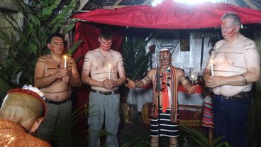 Zeremonie in Ecuador - Riesenfriesen bei den kleinen Indios