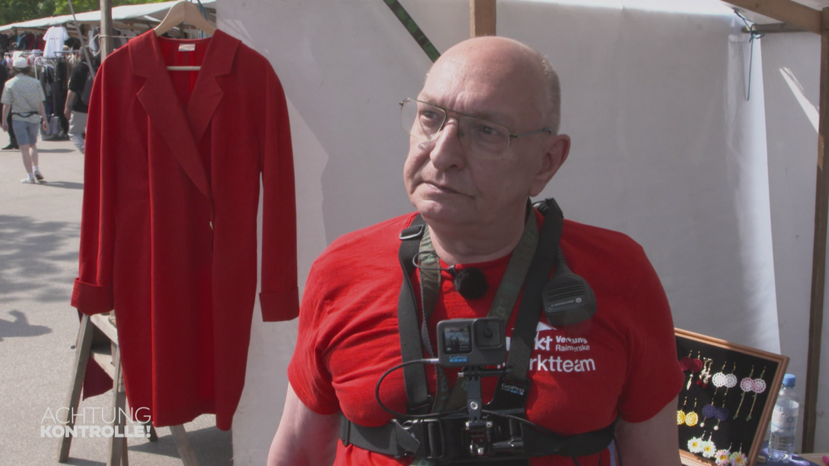 Alles im Blick: Flohmarktleiter Hartwig am Mauerpark in Berlin