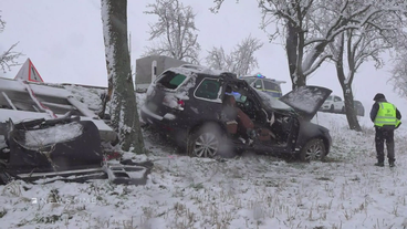 Chaos und Staus auf Autobahnen: Zahlreiche Unfälle wegen Schnee und Glätte