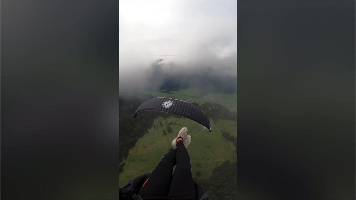 Verrückter Stunt: Paraglider landen im Flug auf einander