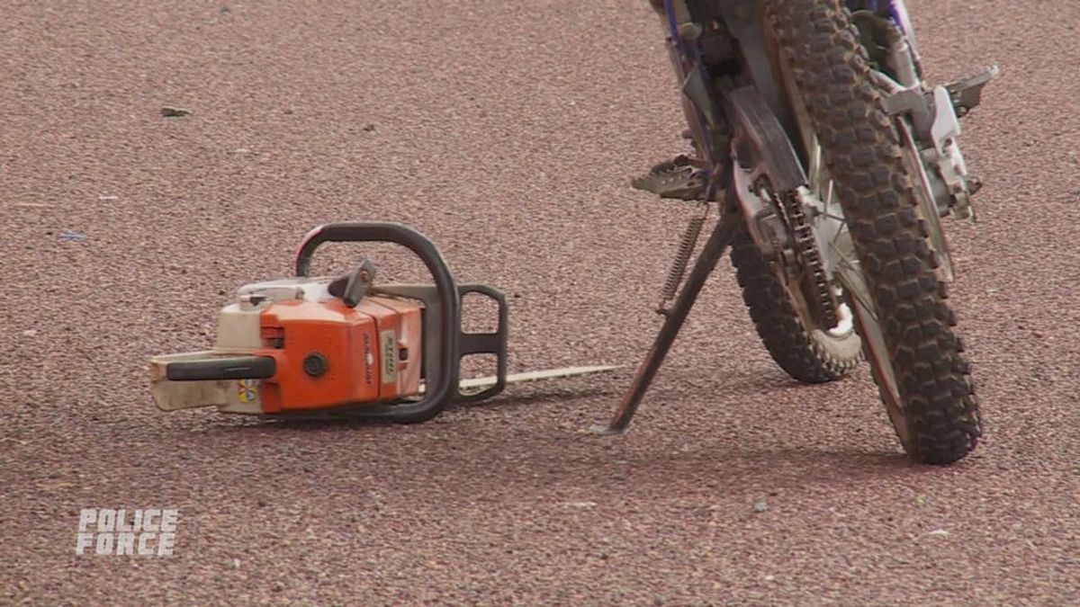 Ein Motorradfahrer mit Kettensäge